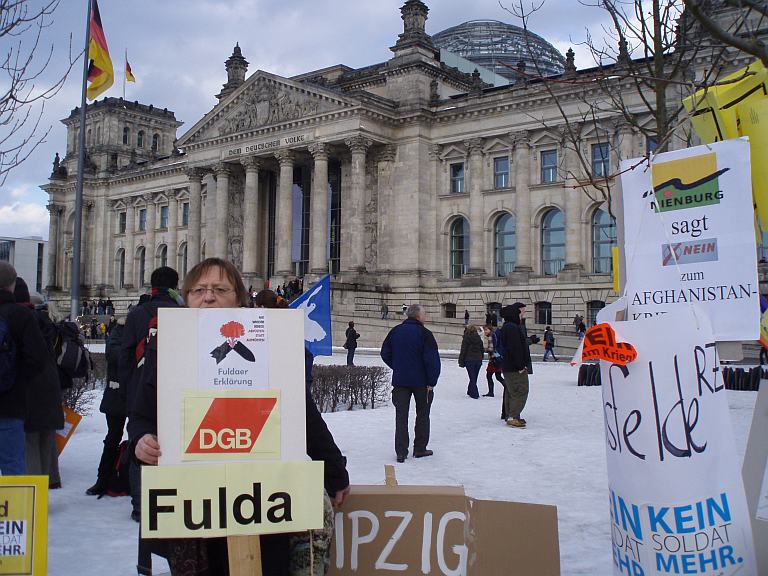 Fulda bei der Friedensdemonstration vor dem Berliner Reichtag im Vorfeld der Bundestagsabstimmung zur Kontingenterhöhung für Afghanistan vertreten: