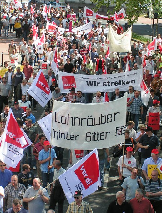 Bild:Lohnraeuberhintergittergiessen.jpg