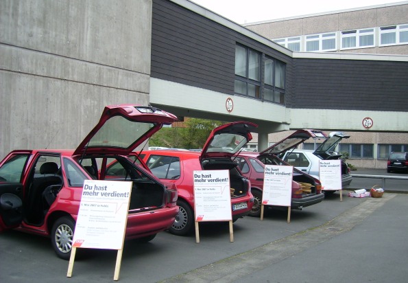 Bild:1mai07plakateausfahren.jpg