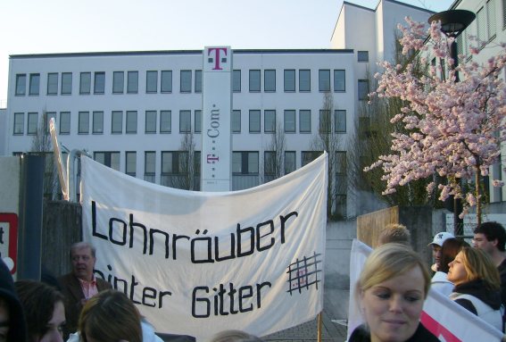 Bild:Lohnraeuberhintergitter.jpg