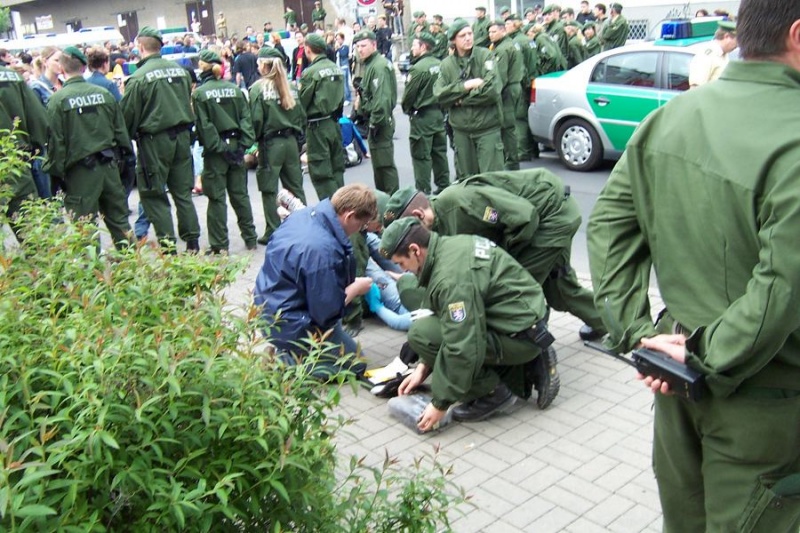 Datei:Dcp 3423-erste-hilfe-einige-minuten-spaeter.jpg